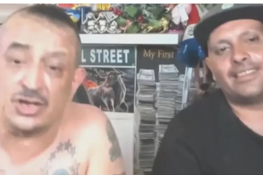 Simón Pérez (izquierda) en medio de una transmisión en vivo junto a Sergio Jiménez (derecha).