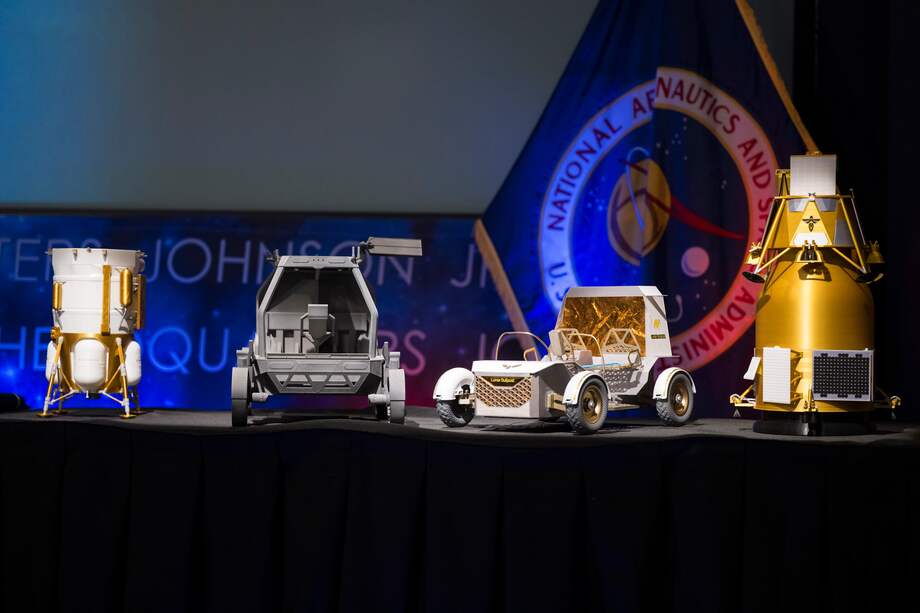 De izquierda a derecha, se ven maquetas del módulo de aterrizaje lunar Blue Origin Mark 1, el vehículo lunar tripulado Astrolab, el vehículo lunar Lunar Outpost Pegasus y el orbitador Firely Elytra Dark.
Crédito: NASA/Aubrey Gemignani