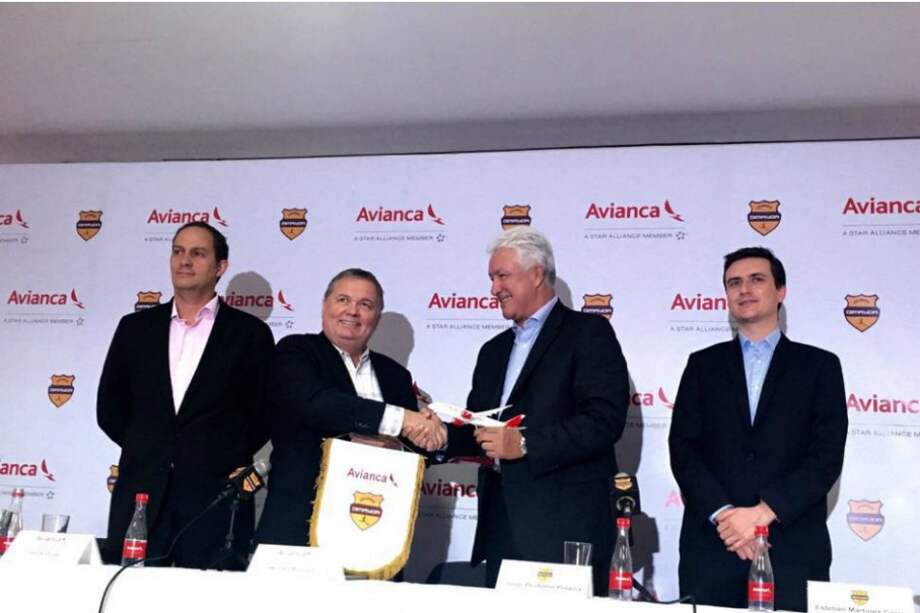 El presidente ejecutivo y CEO de Avianca, Hernán Rincón y el presidente de la Dimayor, Jorge Perdomo, firmaron el acuerdo este martes. / @Avianca