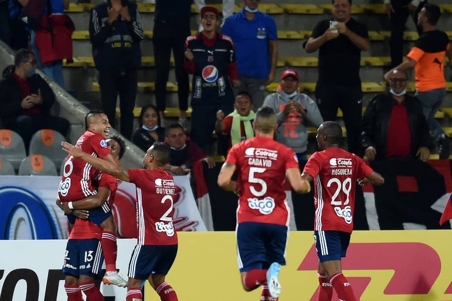 Los jugadores de Medellín celebran uno de los goles con los que vencieron a América.