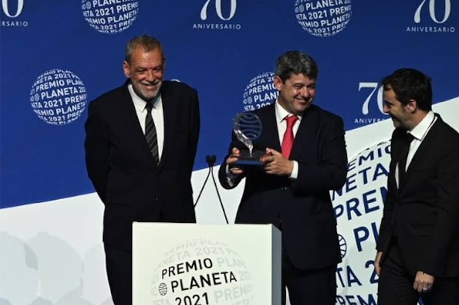 Los guionistas Jorge Díaz, Antonio Mercero y Agustín Martínez son los autores de "La bestia", la novela que fue reconocida con el el Premio Planeta de esta 70ª edición.