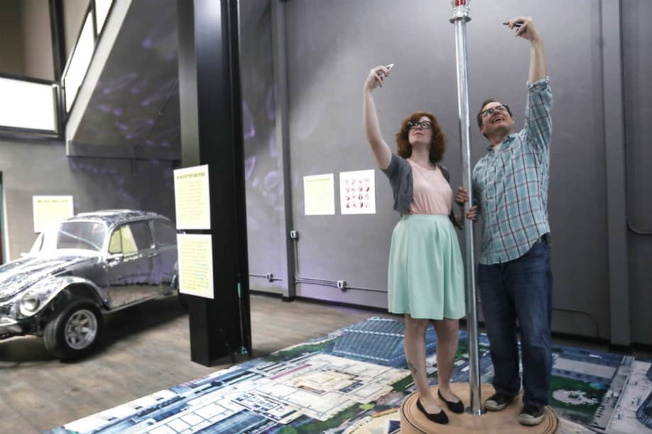 La exposición está cargada de datos curiosos sobre el fenómeno, como por ejemplo que se toman selfies más mujeres que hombres. / AFP