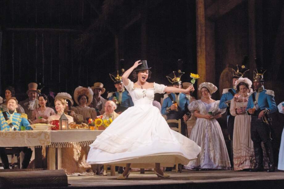 La soprano rusa Anna Netrebko es la protagonista de “El elíxir de amor”, de Gaetano Donizetti. / Cortesía Cine Colombia