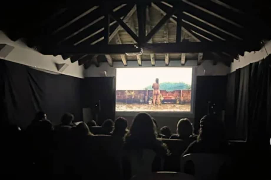 Proyección en la sala de cine en la sede de Santa Elena de Coocine.
