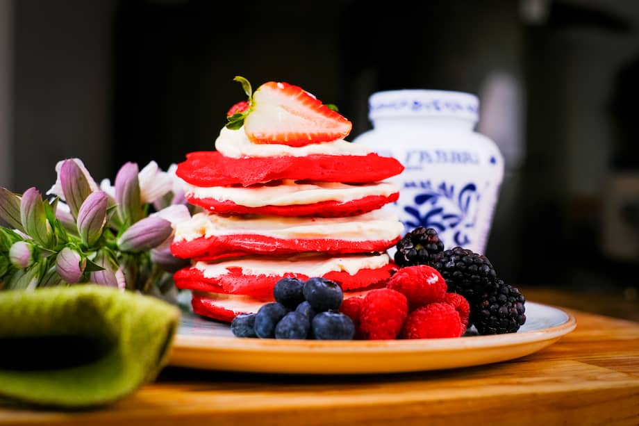 Acompaña estos red velvet pancakes con tocineta, salchicha, chorizos y huevos fritos.