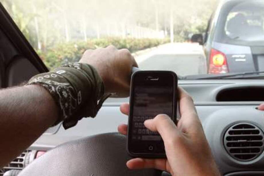 Anuncian drásticos 'partes' de tránsito para quienes chateen mientras conducen