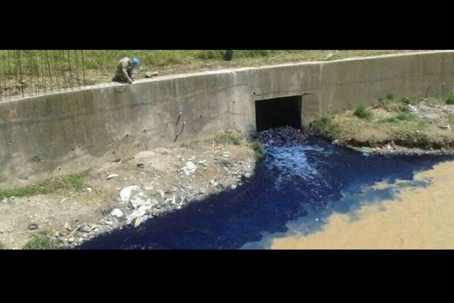 Multan a empresa responsable de la coloración del río Medellín