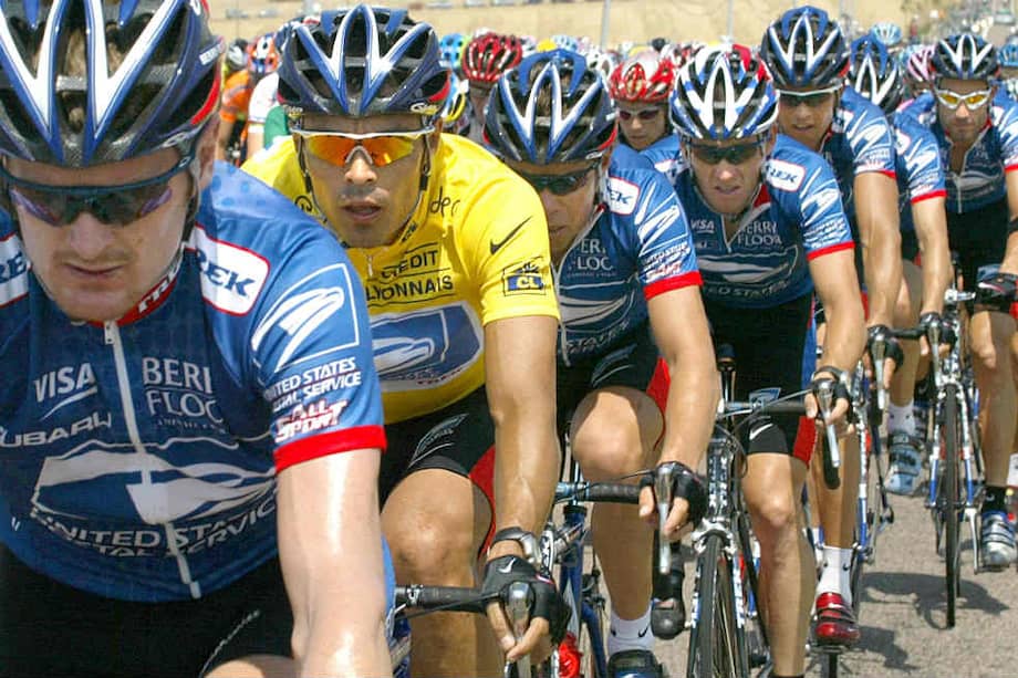 Peña (de amarillo) y Armstrong (cuarto en la fila) durante el Tour 2003, en el que el santandereano fue líder. /