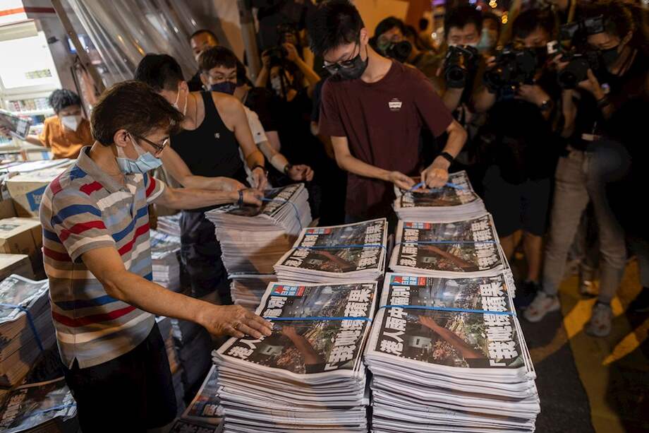 La empresa editora del rotativo, Next Digital, anunció ayer el cese de sus operaciones por la "actual situación en Hong Kong", donde varios de sus directivos también han sido detenidos en los últimos días acusados de "confabular con fuerzas extranjeras", uno de los delitos tipificados en la citada ley de seguridad.