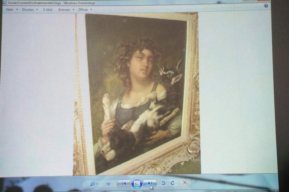 La obra del pintor francés Gustav Courbet "Chica de pueblo con cabra" ("Village girl with goat") se proyecta durante una rueda de prensa sobre la colección de cuadros encontrada en Múnich (Alemania) el martes 5 de noviembre de 2013.