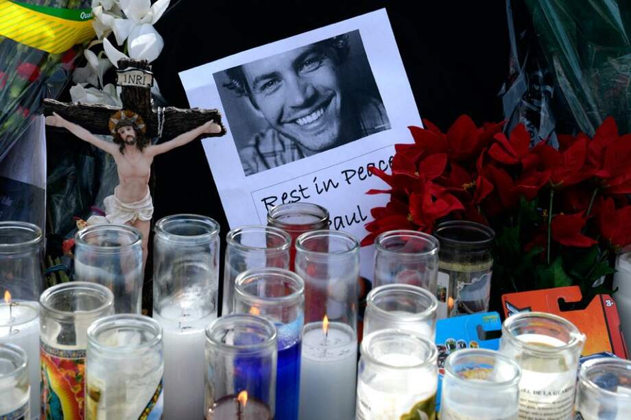 Detalle de un memorial improvisado hoy, lunes 2 de diciembre de 2013, en el lugar donde falleció el actor estadounidense Paul Walker y el empresario de origen salvadoreño Roger Rodas en un Porsche Carrera GT rojo conducido por Rodas, el pasado sábado en Valencia (California).