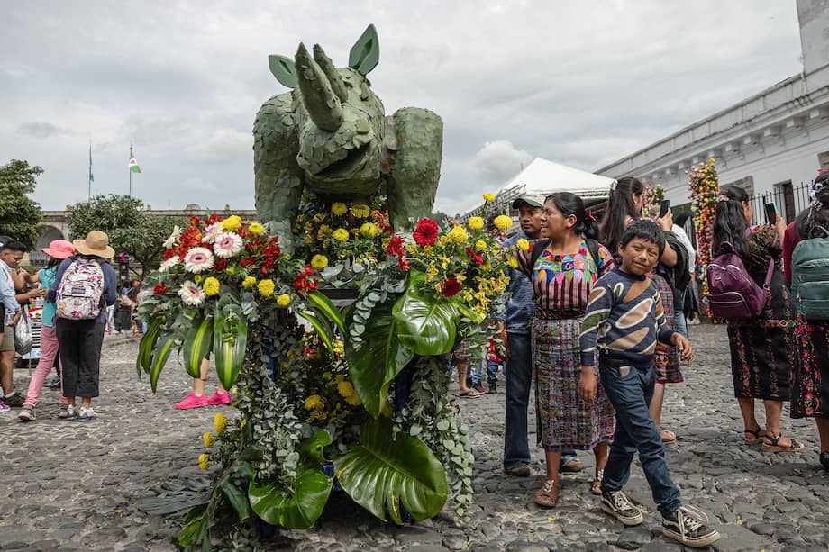 Personas asisten a la celebración del Festival de las Flores en Antigua, Guatemala.
