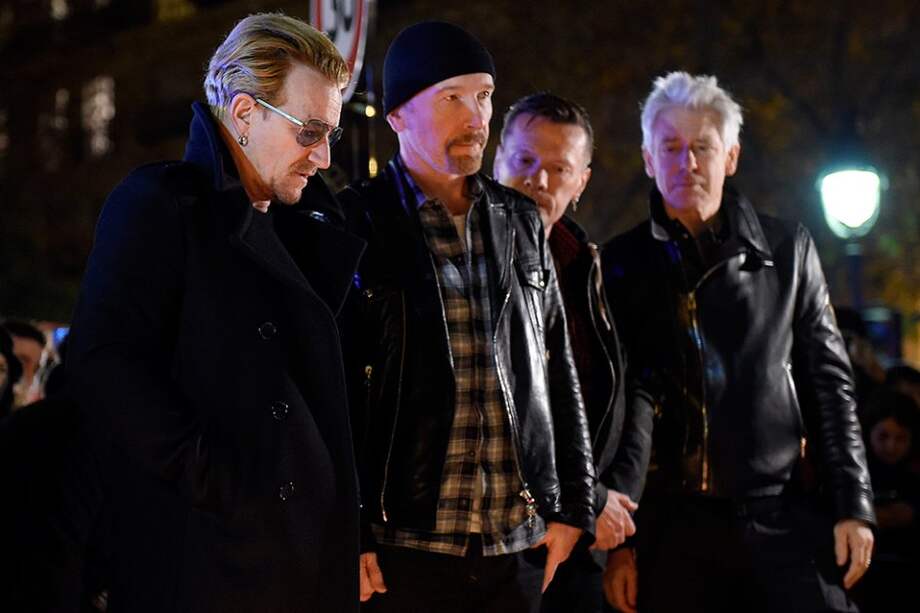 U2 en el homanaje a las víctimas de París. / AFP