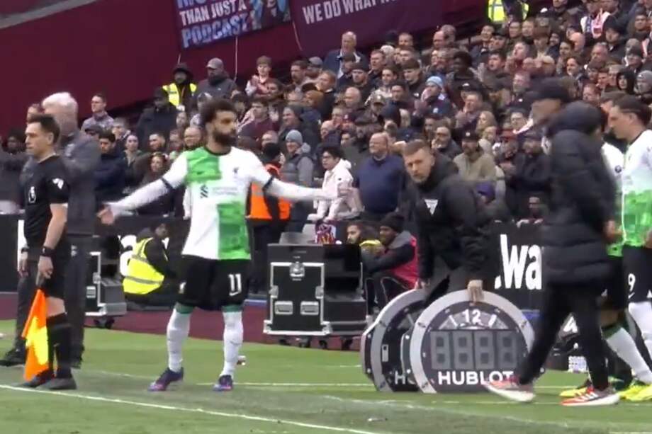 Salah y Klopp discutiendo en el duelo entre Liverpool y West Ham