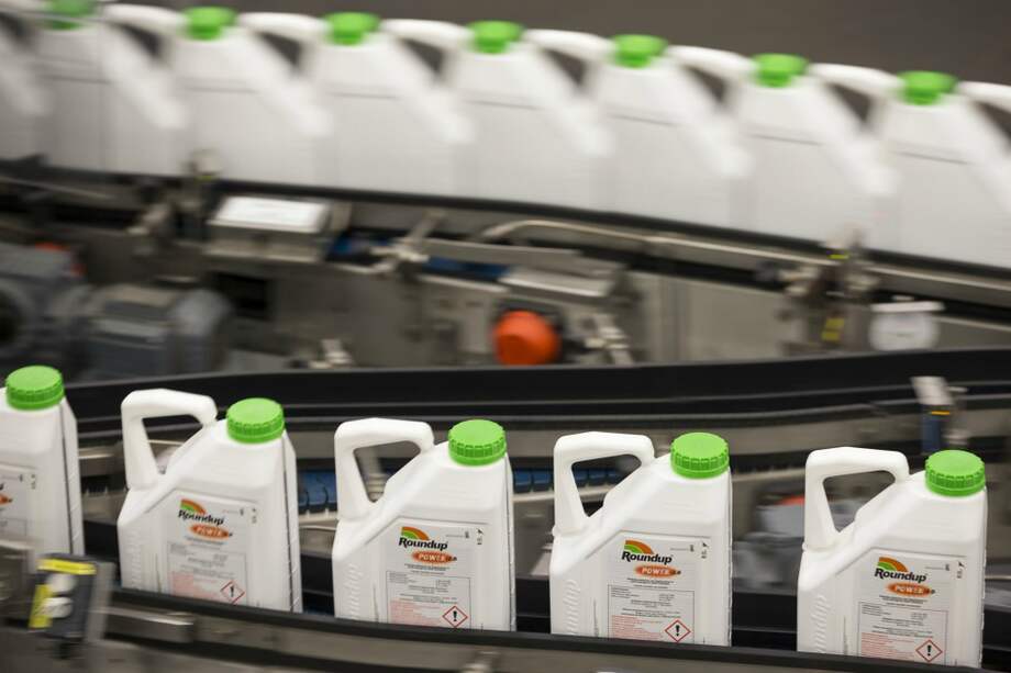 El glifosato es el principio activo del producto comercialmente conocido como Roundup. / Bloomberg News.