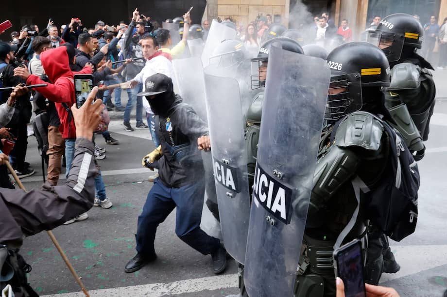 "La semana pasada fue la Corte Suprema la agredida por el gobierno Petro, pero ya lo habían sido la Corte Constitucional, el Consejo de Estado, la Procuraduría, la Contraloría y la Fiscalía, amén del Congreso, los empresarios, los gremios y las universidades, pues aquí el que no está con Petro está contra él, y por ende, según Petro y sus fanáticos, los demás no merecen más que el odio, la persecución, el desprestigio y la asoleada asonada" - Pablo Felipe Robledo