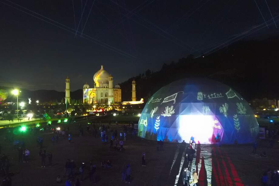 Además de tener música en vivo, el parque iluminará sus atracciones de 6:00 pm a 10:00 pm