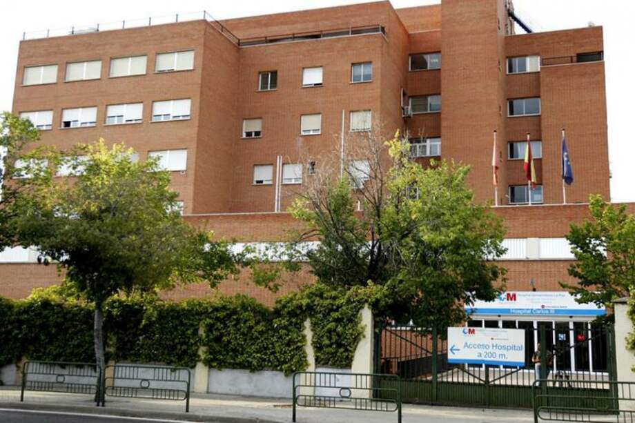 Este es el Hospital La Paz-Carlos III de Madrid donde permanece hospitalizada la enfermera que atendió al hombre fallecido tras ser diagnosticado con el virus. / EFE