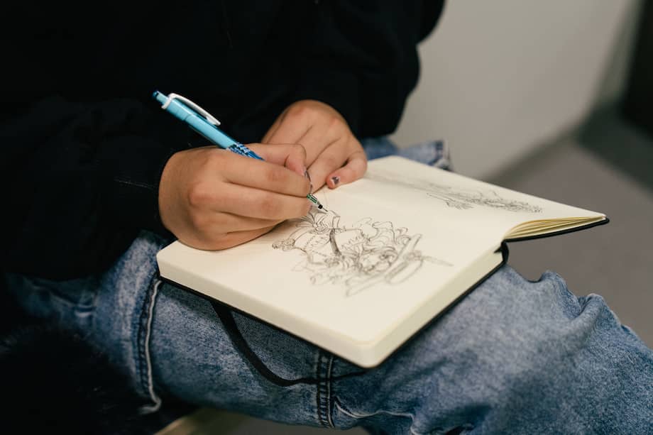 El aumento del salario mínimo estaría afectando directamente la operación de los colegios privados. (Photo by Alessandro RAMPAZZO / AFP)