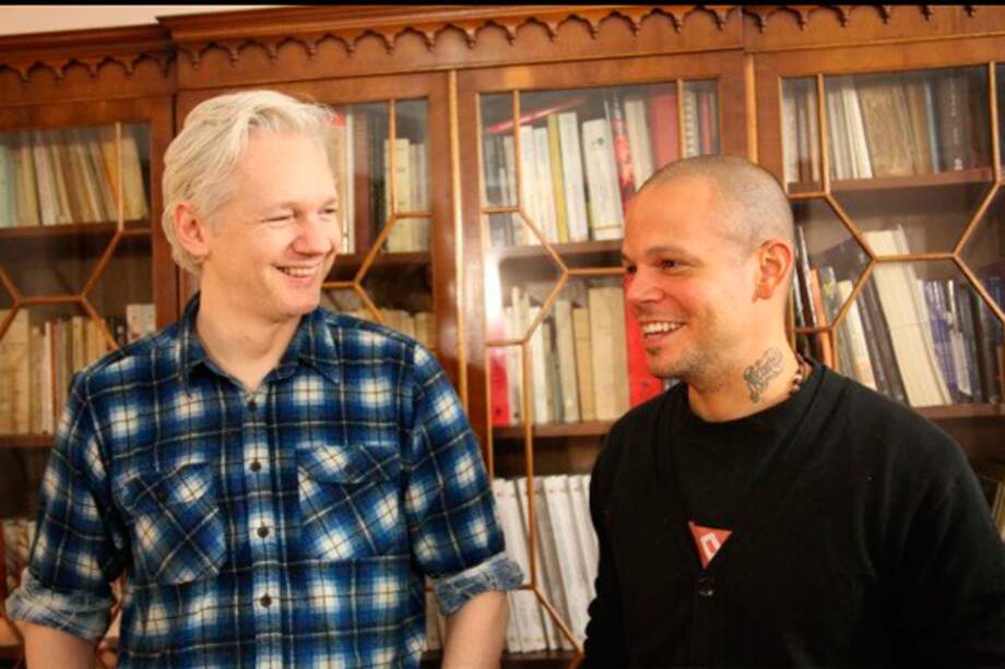 Julian Assange y Residente de Calle 13.