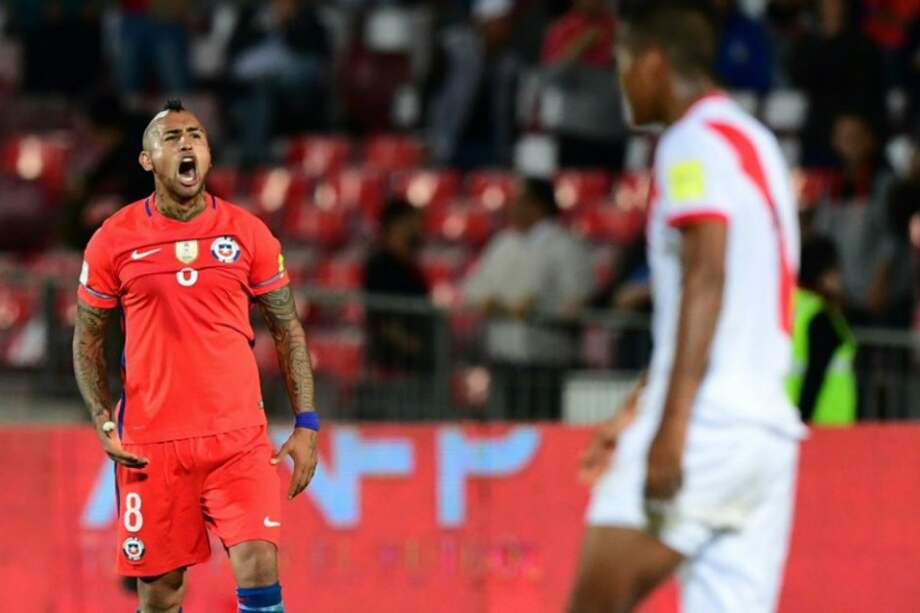 Un gol de Arturo Vidal (i), a cinco minutos del final, le dio el triunfo a Chile ante Perú por 2-1. / AFP