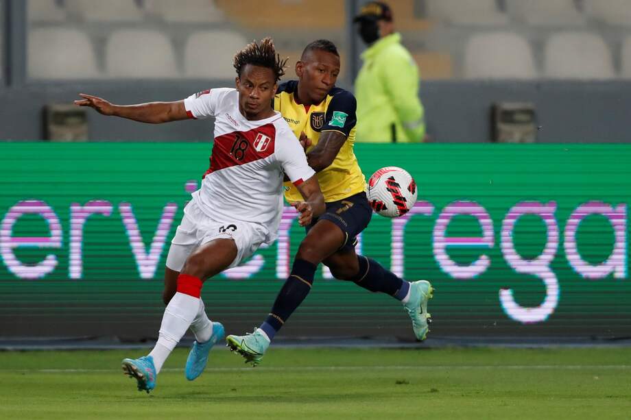 AMDEP6044. LIMA (PERÚ), 01/02/2022.- André Carrillo (i) de Perú disputa el balón con Pervis Estupiñán de Ecuador hoy, en un partido de las eliminatorias sudamericanas para el Mundial de Catar 2022 entre Perú y Ecuador en el estadio Nacional en Lima (Perú). EFE/Paolo Aguilar