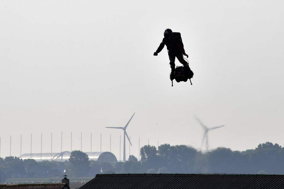 Franky Zapata, creador de la patineta voladora que impresionó hace unos días en Francia, intentó cruzar el Canal de la Mancha. / AFP