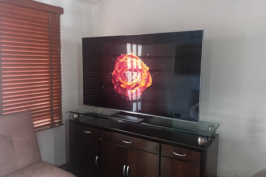 En el corazón del televisor está la tecnología QD-Mini LED, una combinación de miles de diodos Mini LED con nanopartículas Quantum Dot.