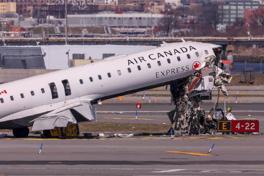 El avión de Air Canada dañado se observa en la pista del Aeropuerto Internacional LaGuardia un día después del accidente.