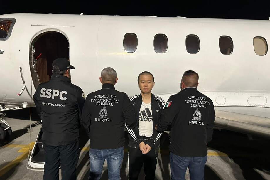 Fotografía tomada de la cuenta en X @OHarfuch del secretario de Seguridad y Protección Ciudadana, Omar García Harfuch, donde se ve a Zhi Dong Zhang este jueves, en México.