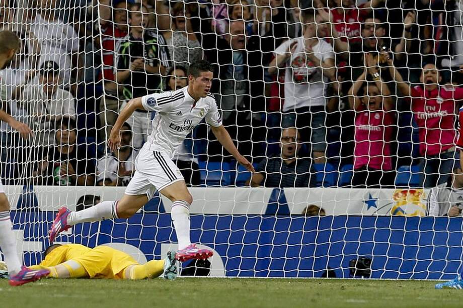 James Rodríguez, celebra su gol con en el partido entre Real Madrid y Basilea.//AFP