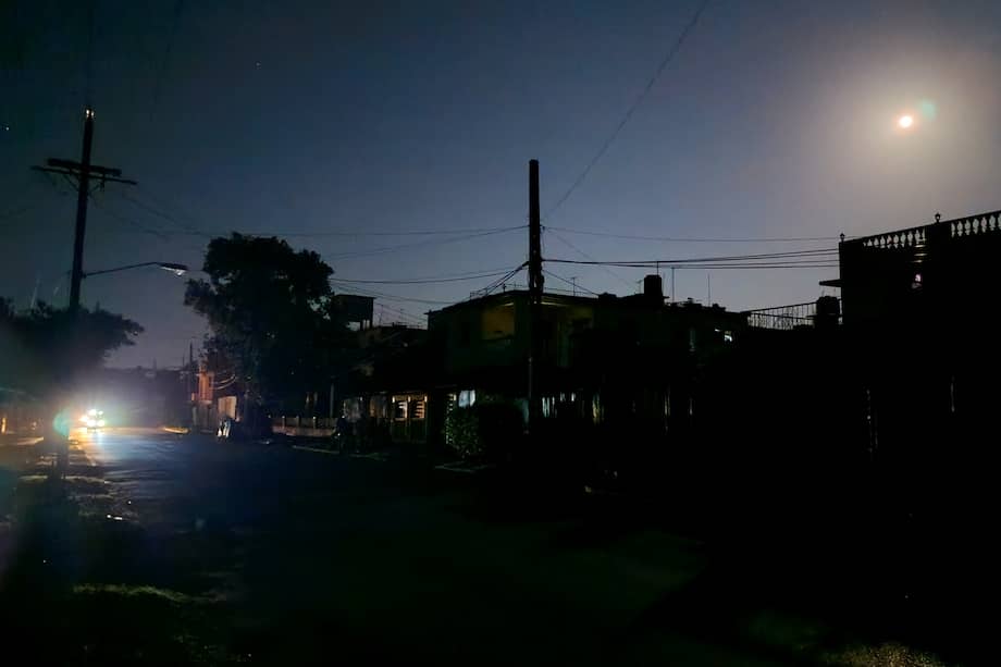 Cuba sufrió un nuevo apagón nacional, el cuarto en menos de seis meses, un reflejo de la profunda crisis energética que sufre el país y de la extrema precariedad con que opera su sistema eléctrico.