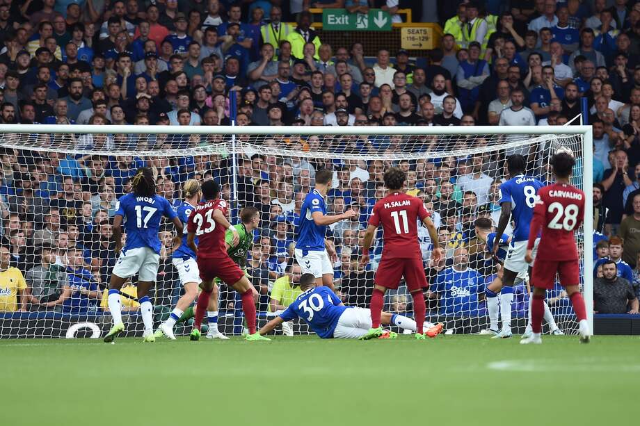 Luis Díaz, Mohamed Salah y Fábio Carvalho, tres de los delanteros de Liverpool en el partido con Everton.