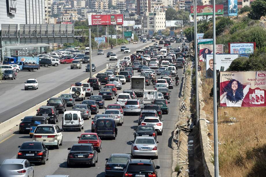 Imagen de referencia. El tráfico a lo largo de la autopista Damour mientras los libaneses, que huyen del sur del Líbano por advertencias de evacuación israelíes, viajan hacia Beirut.