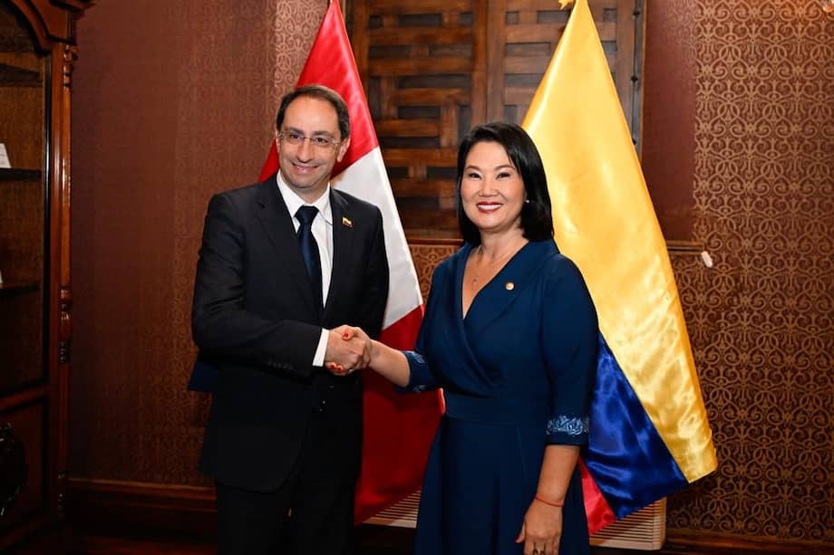 El vicepresidente electo de Colombia, José Manuel Restrepo (i), y la presidenta electa de Perú, Keiko Fujimori.