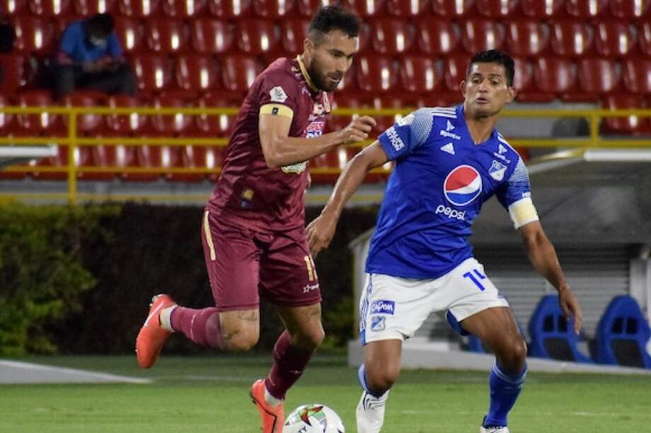 Nieto (Tolima) y Macalister Silva (Millonarios) disputan una pelota en la ida de la final de la Liga BetPlay 2021-I jugada en Ibagué.