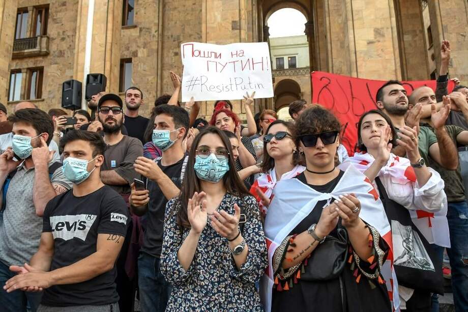 Manifestantes el día de hoy frente al parlamento nacional de Georgia. / AFP
