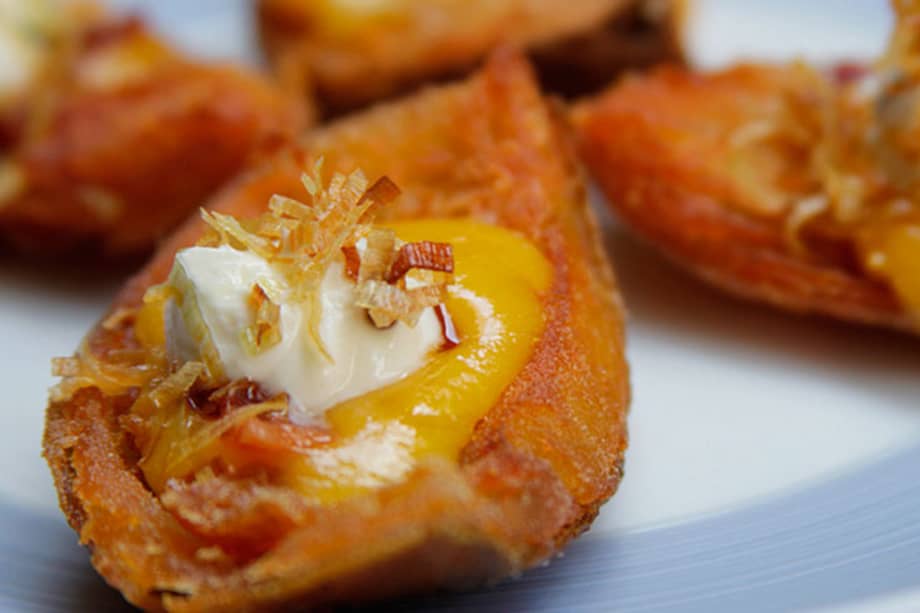 Receta del día: Cascaras de papa rellenas con queso y tocineta