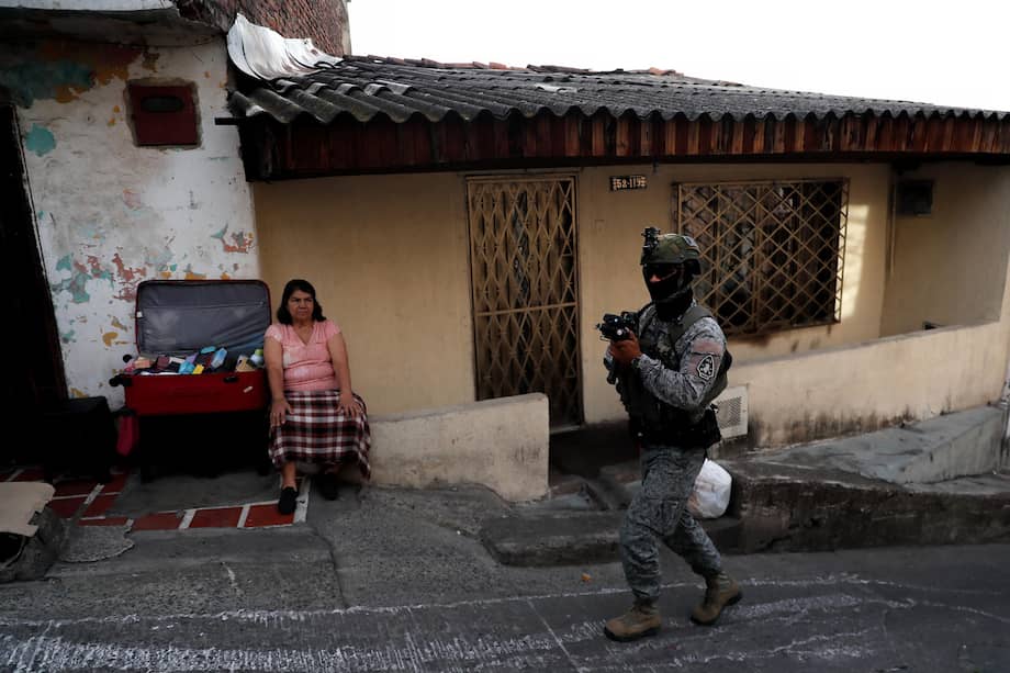 Fotografía de archivo. Un integrante del Ejército participa en las labores de patrullaje en el barrio Siloé, en Cali (Colombia).