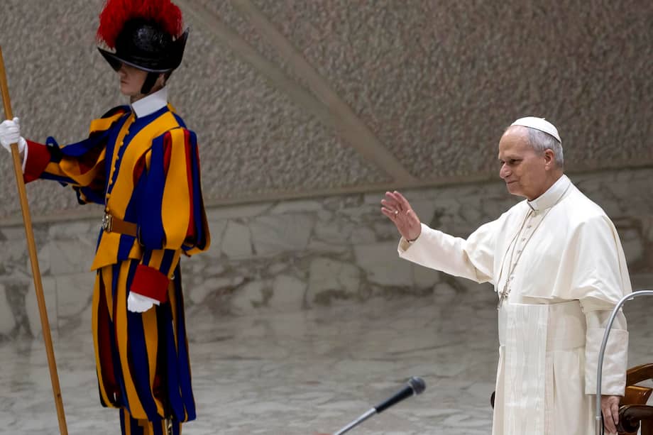 Imagen de archivo del papa León XIV saludando a los fieles durante su audiencia general semanal en el Aula Pablo VI de la Ciudad del Vaticano.