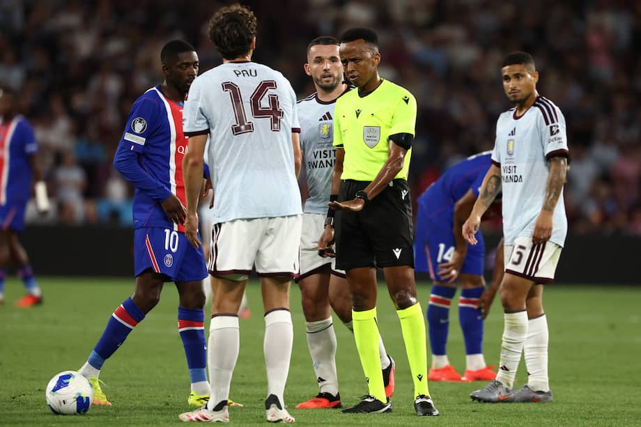 Omar Artan (de amarillo), como árbitro del partido entre PSG y Aston Villa.
