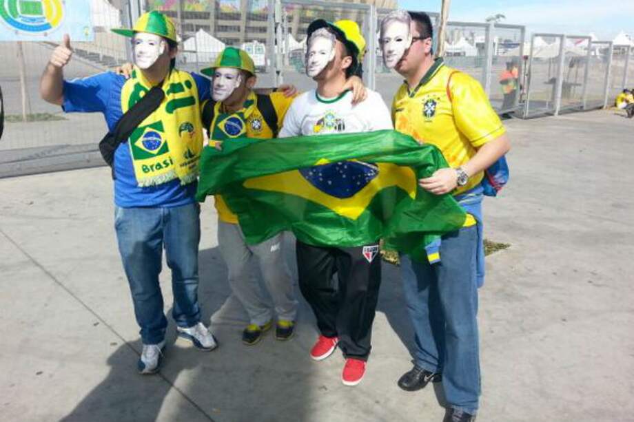 Hinchas brasileños llegan al estadio Mineirao con máscaras de Neymar