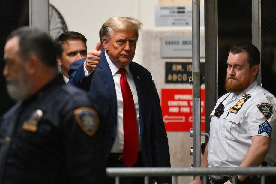 El expresidente Donald Trump es visto saliendo de los tribunales de Nueva York en la primera jornada del juicio penal en su contra.