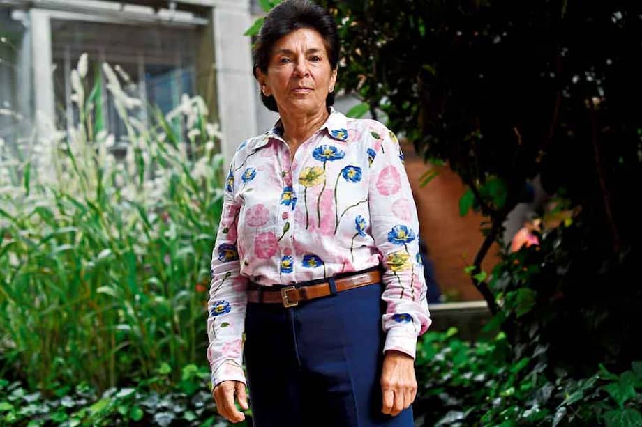 Marta Calvache trabajó cuatro décadas para el Ingeominas, hoy Servicio Geológico Colombiano. Recibió la Medalla Krafft de la Asociación Internacional de Vulcanología y Química del Interior de la Tierra en 2017, por sus “destacadas contribuciones a través del servicio a las comunidades amenazadas por la actividad volcánica”. Es la vicepresidenta de la Asociación Internacional de Vulcanología y fue secretaria de la Organización Mundial de Observatorios Volcánicos.