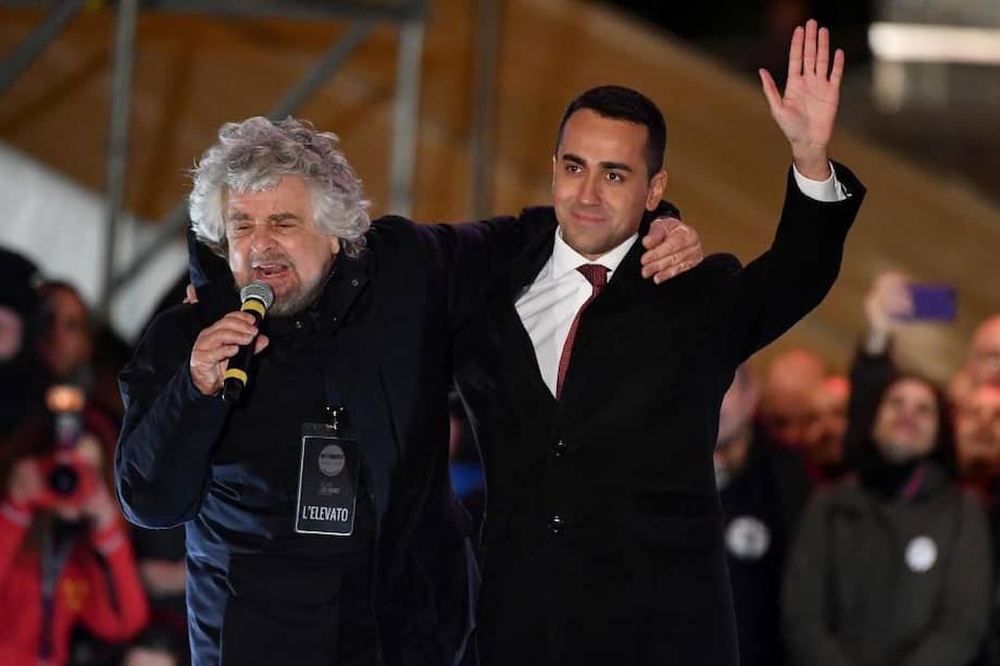 Beppe Grillo (izq.), fundador de Cinco Estrellas, y Luigi di Maio (der.), candidato a primer ministro. / AFP