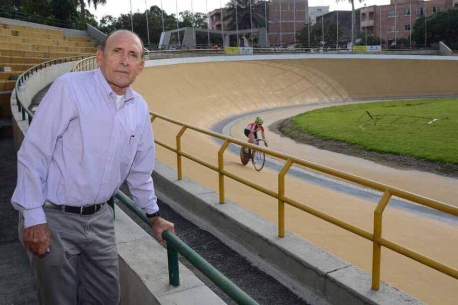 El exciclista antioqueño Martín Emilio “Cochise” Rodríguez, no deja de visitar el velódromo. / Luis Benavides