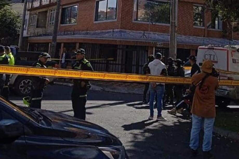 Según el reporte brindado por la policía, oficiales se dirigían a hacer un allanamiento en una propiedad y fueron recibidos con disparos.