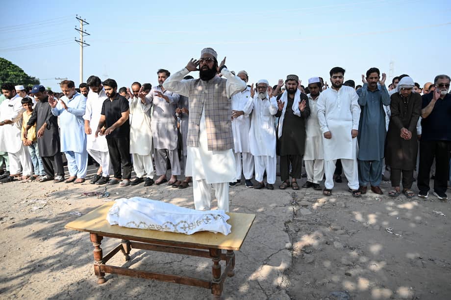 Familiares y allegados ofrecen oraciones fúnebres por un recién nacido que murió tras un incendio en el área de Salud Materno-Infantil del Instituto Pakistaní de Ciencias Médicas (PIMS), en Rawalpindi, el 26 de agosto de 2026.