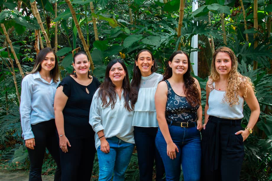 Stephanie Álvarez, líder de proyectos técnicos; Amalia López, auxiliar Administrativa y logística; Gina Montes, CEO; Verónica Vélez, gestora de proyectos; Stefanía Querubín, líder de diseño y comunicaciones; y Lina Suescún, líder de proyectos del Ser.