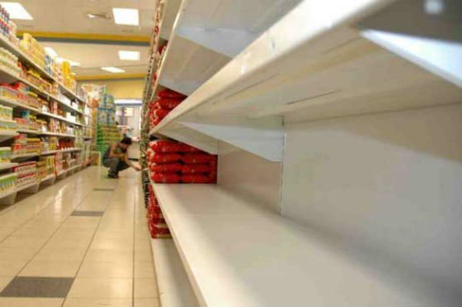 Esta situación obliga a muchos venezolanos a recorrer varios mercados o a realizar largas colas para conseguir el producto que necesitan.